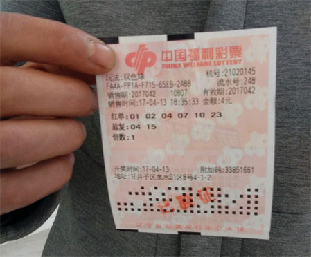 走到停车场，陆迟墨想要把她往车里塞，她不愿上车，不知哪儿来的勇气，发疯似的扑打他，双脚不断的踹他，眼泪汹涌，陆迟墨，你放过我吧，我求你了，你放过我吧，我不想跟你走。
